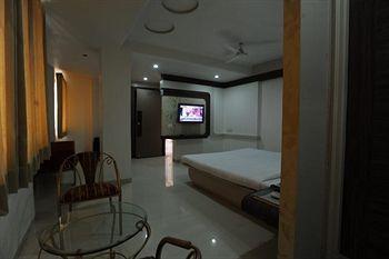 Jal Sagar Hotel Vadodara Eksteriør billede