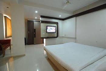 Jal Sagar Hotel Vadodara Eksteriør billede