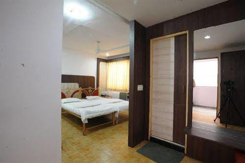 Jal Sagar Hotel Vadodara Eksteriør billede